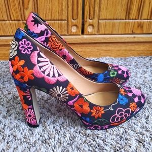 Tahari Brentwood embroidered multicolored detail boho pump heels Sz 9 M